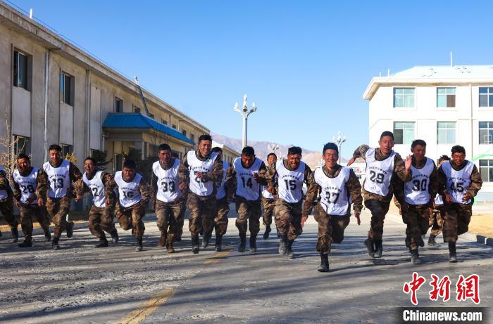 3000米開(kāi)賽，選手們奮勇?tīng)?zhēng)先。　吳蒙昆 攝