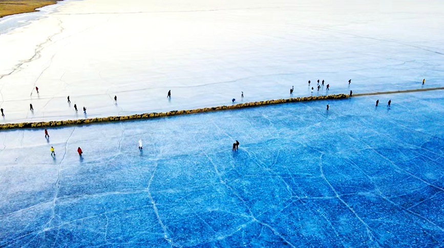 航拍冰上轉場。 張虎攝