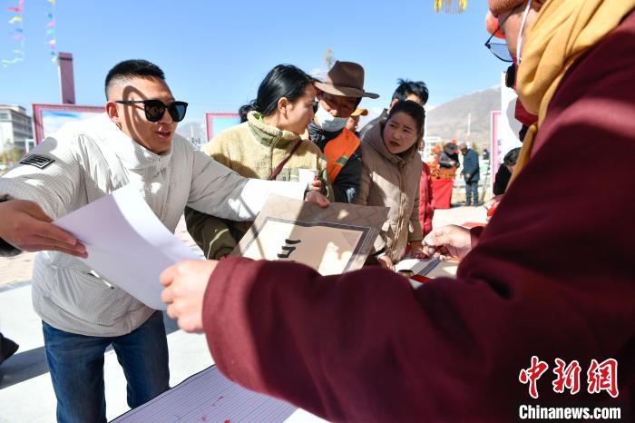 圖為展銷會現(xiàn)場。　貢嘎來松 攝