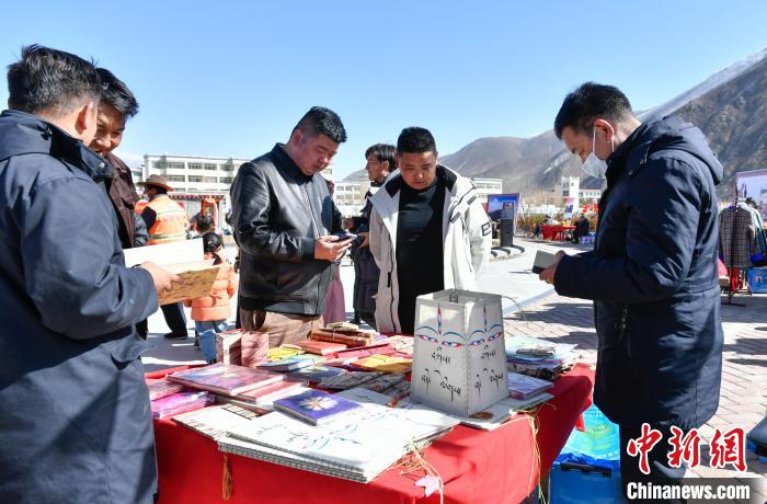 圖為展銷會現(xiàn)場。　貢嘎來松 攝
