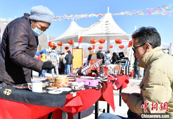 圖為展銷會現(xiàn)場。　貢嘎來松 攝