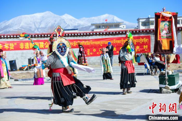 圖為藏戲非遺展演現(xiàn)場。　貢嘎來松 攝