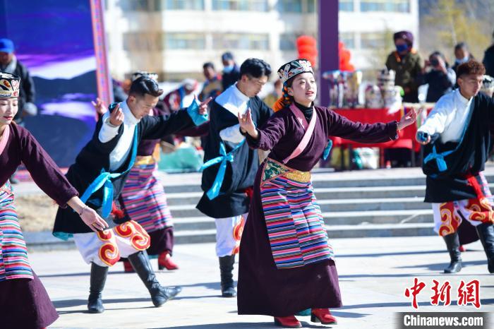 圖為藝術(shù)團表演“扎西果諧”。　貢嘎來松 攝