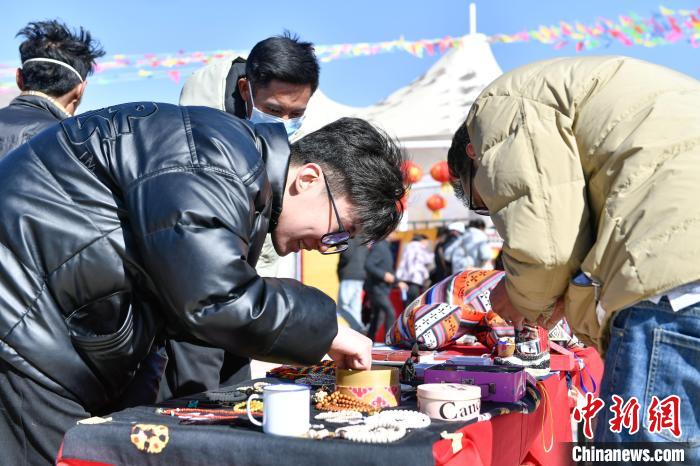 圖為展銷會現(xiàn)場。　貢嘎來松 攝