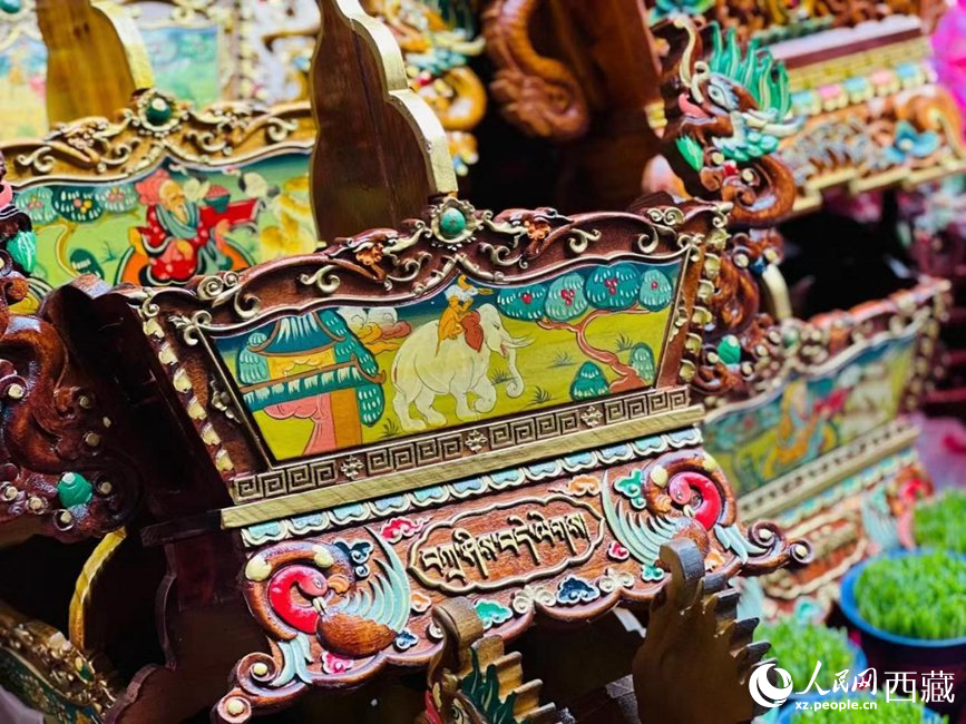 年貨市場上的切瑪盒（切瑪盒是藏歷新年吉祥物，是在精制斗型木盒中用隔板分開，分別盛入炒麥粒和糌粑，插上仔卓，象征著人壽年豐、吉祥如意）。人民網(wǎng) 次仁羅布攝