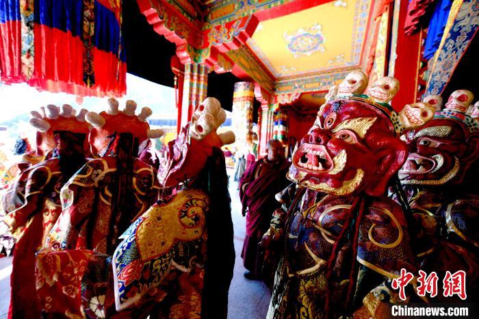 2月19日,楚布寺僧人們佩戴面具準備參加跳神活動。 李林 攝