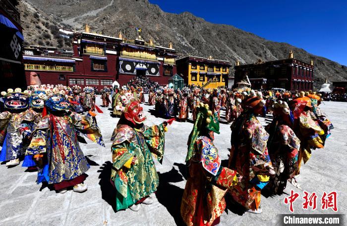 2月19日,楚布寺僧人們佩戴面具參加跳神活動。 李林 攝