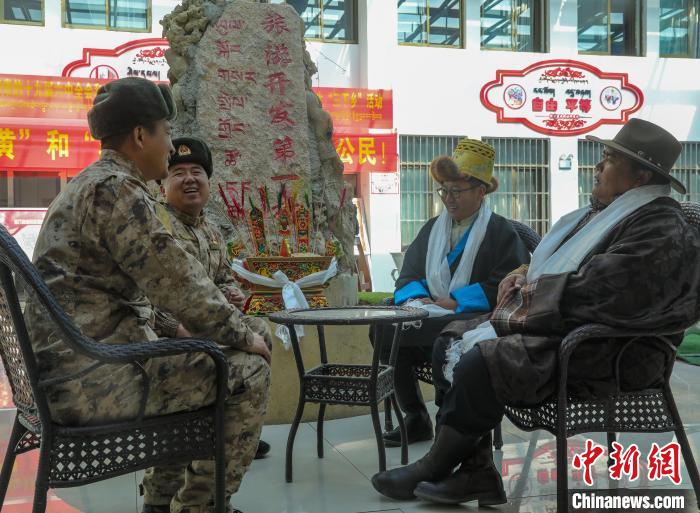 圖為阿里軍分區某邊防團官兵與駐地群眾拉家常。　劉曉東 攝