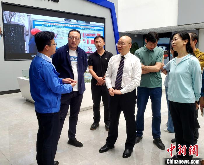 圖為全國政協委員、農工黨青海省委主委王昆(中)在企業調研。　郭滿福 供圖