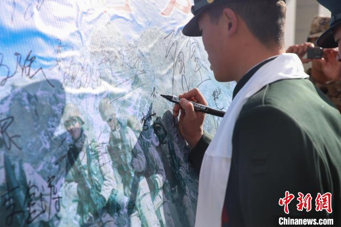 退役士兵簽名留念?！⒖≥x 攝