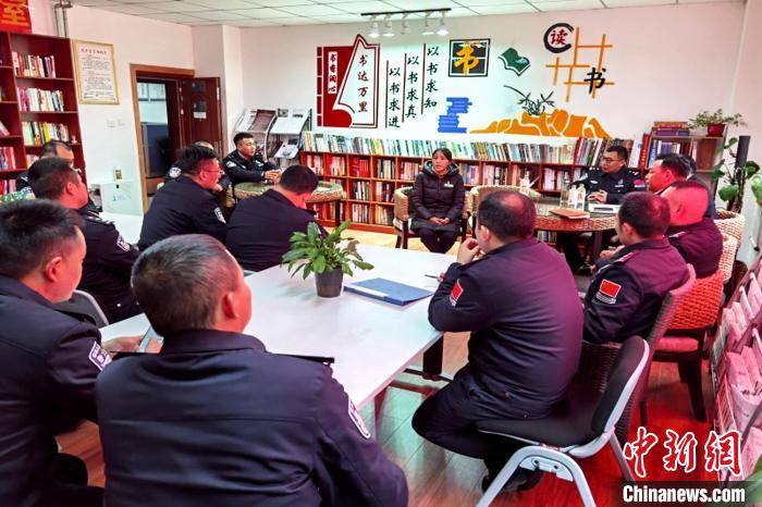 圖為亞東出入境邊防檢查站民警與銀行業(yè)務人員進行金融知識深入交流。　胡利媛 攝