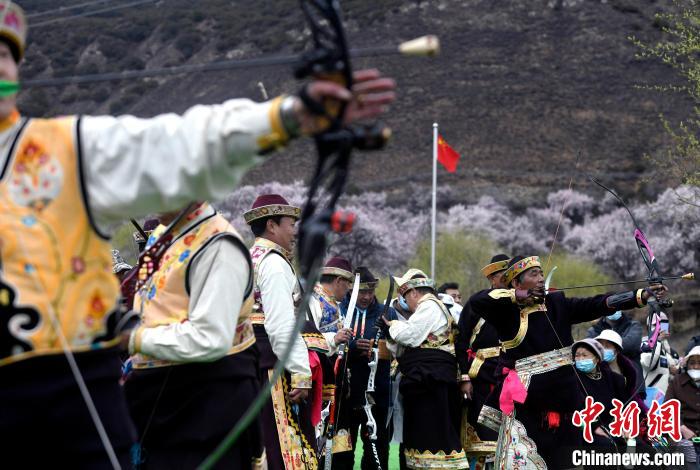 3月28日，選手參加響箭比賽。　李林 攝