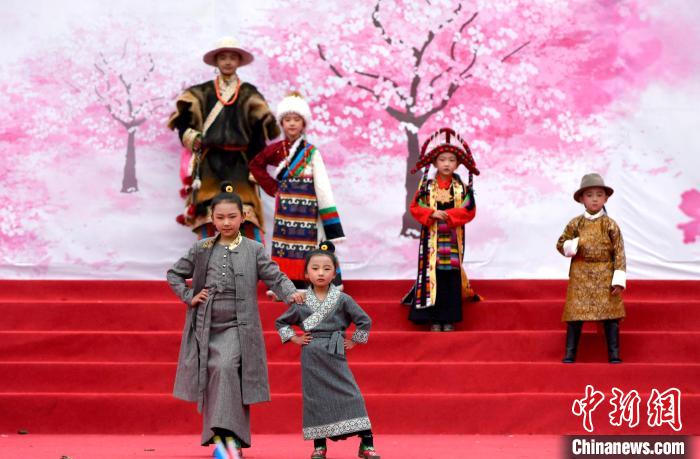 3月28日，西藏林芝第二十屆桃花旅游文化節(jié)開幕式上的文藝表演。　李林 攝