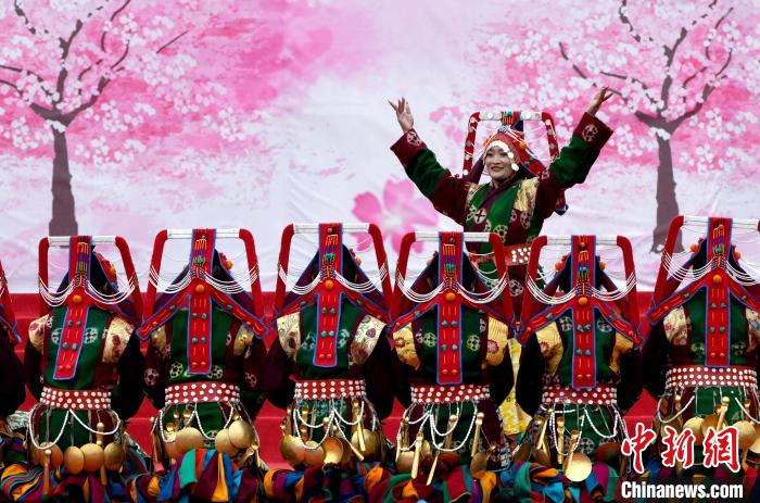 3月28日，西藏林芝第二十屆桃花旅游文化節(jié)開幕式上的文藝表演。　李林 攝