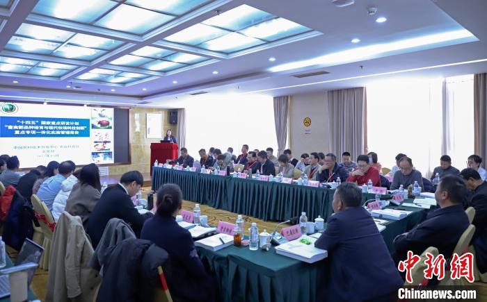 多地專家齊聚拉薩共商牦牛藏羊畜牧業發展