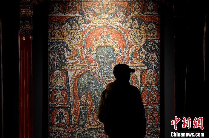 3月31日，觀眾欣賞展覽中的作品。　李林 攝