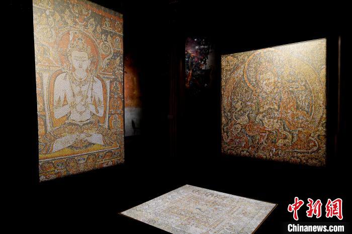 3月31日，觀眾欣賞展覽中的作品。　李林 攝