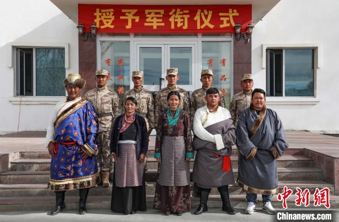 圖為列兵代表與親人合影留念。 劉曉東 攝