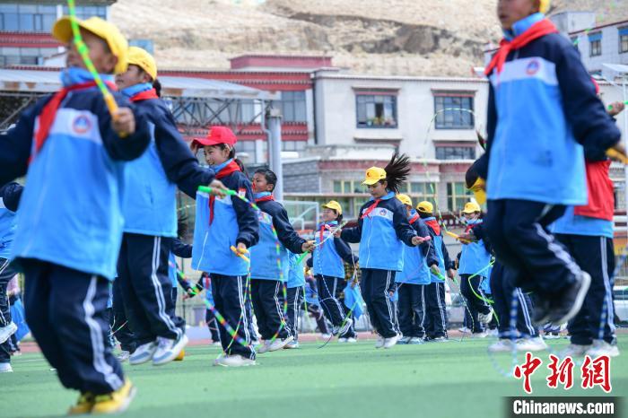 圖為學(xué)生正在練習(xí)跳繩。 貢嘎來(lái)松 攝
