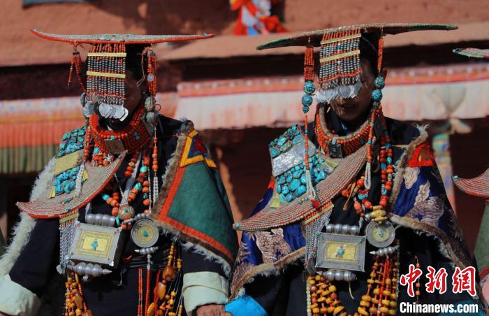 圖為參展攝影師拍攝的西藏阿里普蘭飛天服飾?！≈鬓k方 供圖