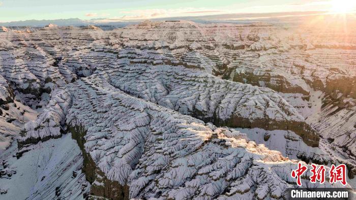 圖為參展攝影師拍攝的西藏阿里札達土林雪后風光?！≈鬓k方 供圖