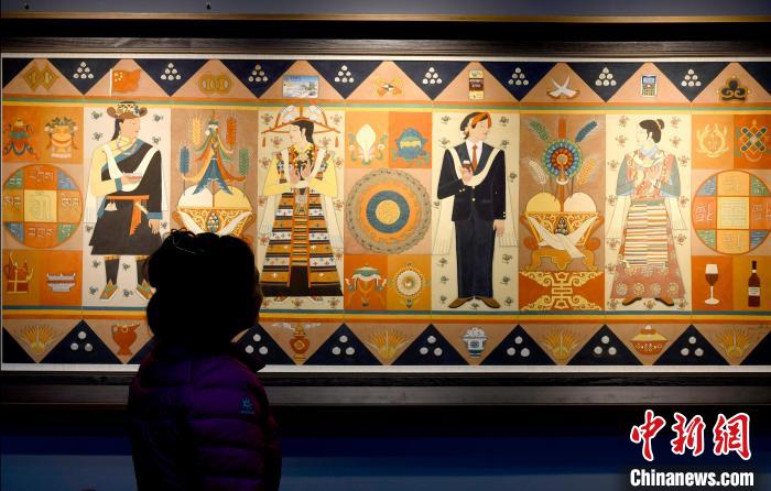 圖為5月16日，觀眾正在欣賞展覽中的新創唐卡作品。　李林 攝