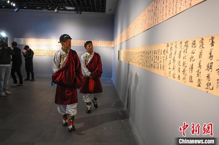 圖為學(xué)生參觀黃庭堅(jiān)書(shū)法文獻(xiàn)展。　趙朗 攝