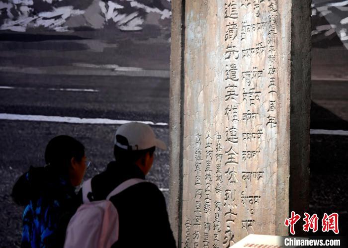 圖為5月18日,觀眾正在欣賞展覽。 李林 攝