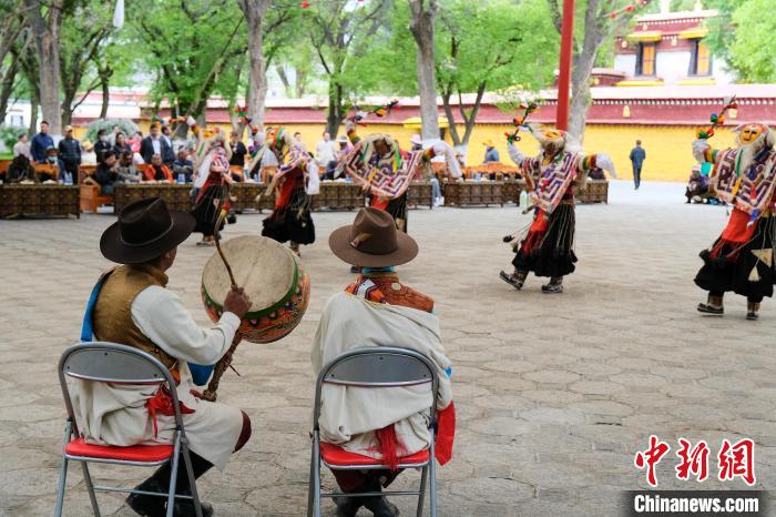 中國西藏發展論壇中外參訪嘉賓在拉薩羅布林卡觀藏戲、品卡塞