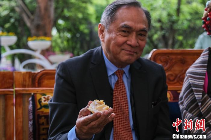 菲律賓駐華大使吉米·阿德里亞諾·弗洛克魯茲品嘗卡塞。 江飛波 攝