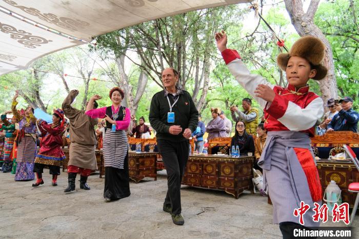 英國籍嘉賓柯馬凱(Michael Crook)加入鍋莊舞隊伍。 江飛波 攝