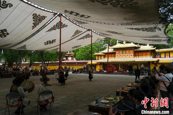 圖為當日拉薩羅布林卡。 江飛波 攝