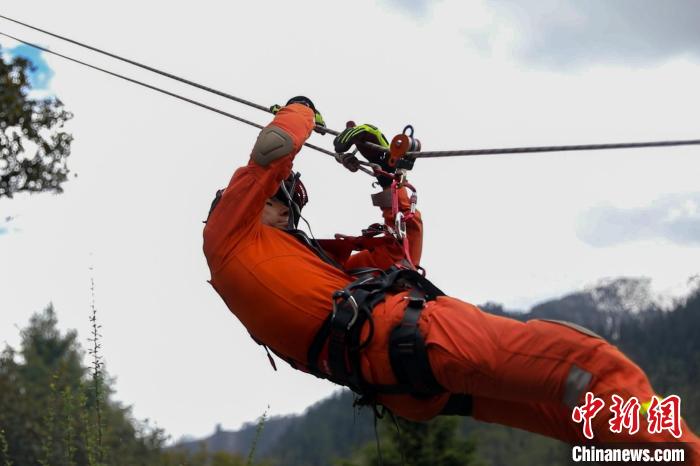 圖為消防員開展斜向救援訓(xùn)練。　吳蕾蕾 攝