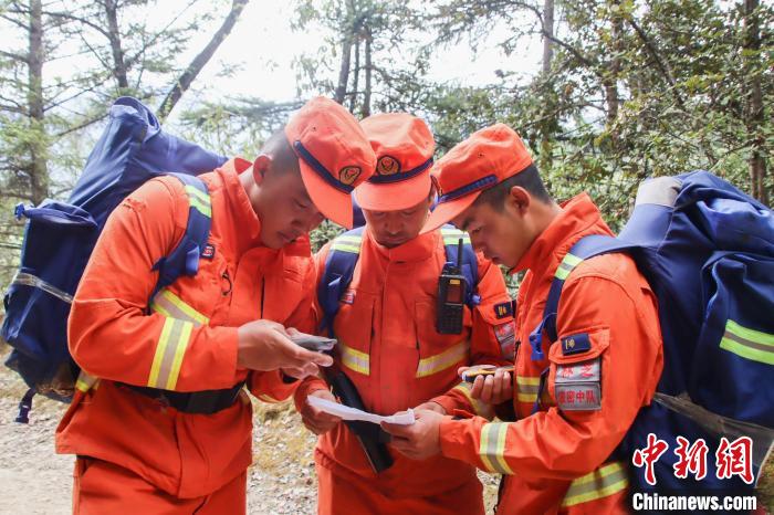 圖為消防員開展野外按圖行進(jìn)訓(xùn)練。　吳蕾蕾 攝