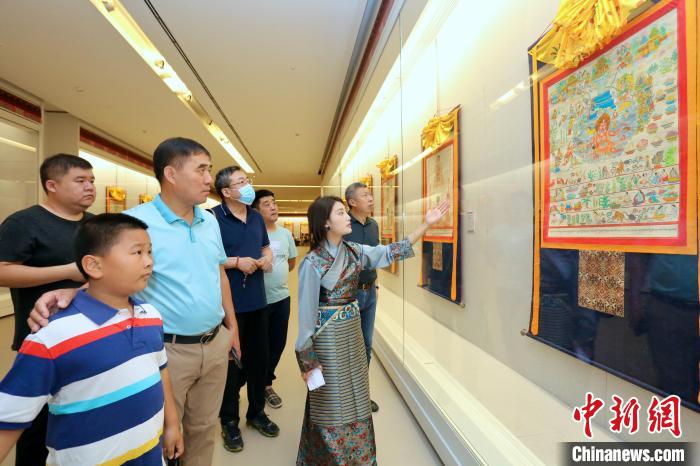 “藏韻瑰寶”藏醫四部醫典唐卡珍品展現場。 劉俊蒼 攝