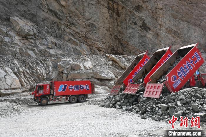 拉哇水電站正式啟動(dòng)大壩填筑?！∪A電金上公司 供圖