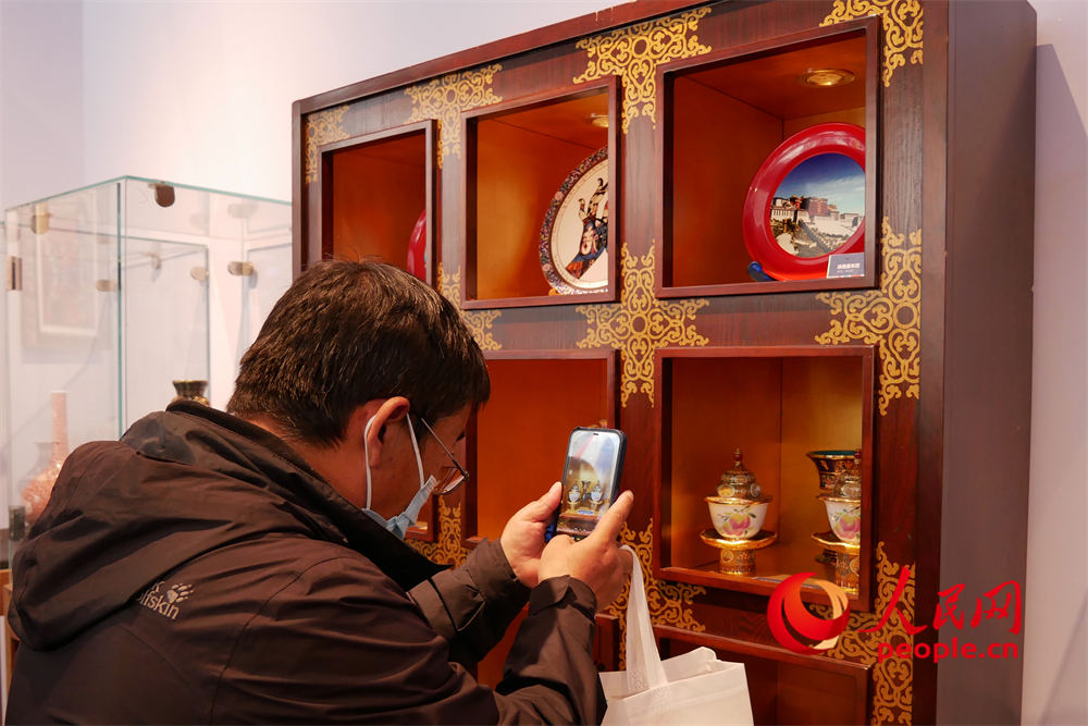 觀眾正在用手機拍攝展品。人民網 韋衍行攝