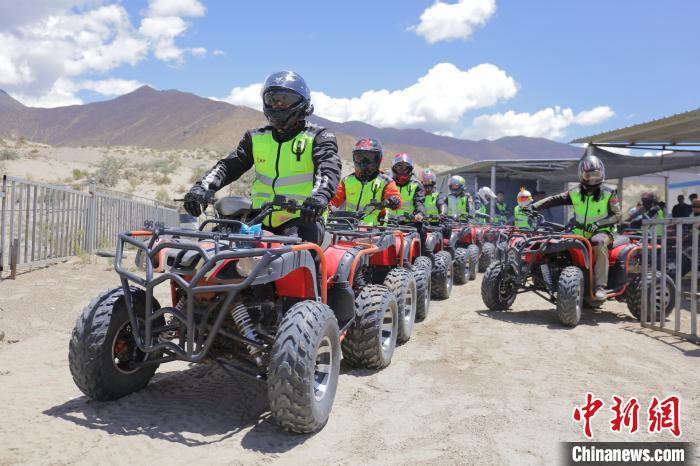 圖為比賽選手途經扎囊沙漠公園?！∮文恋厍蚬﹫D