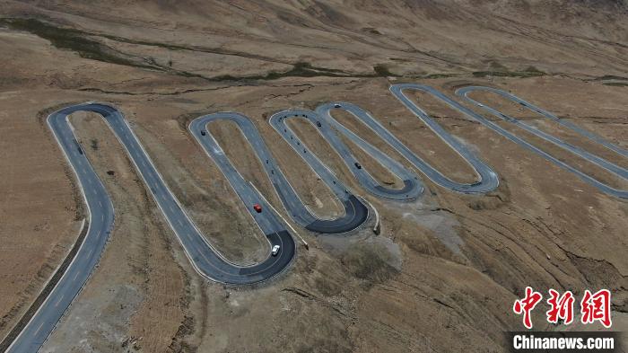 圖為騎手前往珠峰大本營(yíng)途經(jīng)108道拐。 游牧地球供圖