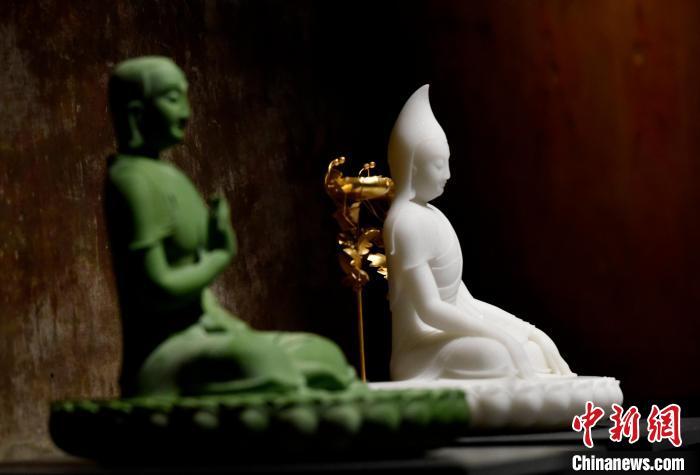 圖為展覽中圍繞西藏歷史與傳統(tǒng)創(chuàng)作的雕塑作品。　李林 攝