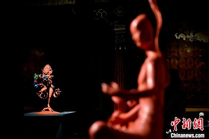 圖為展覽中圍繞西藏歷史與傳統(tǒng)創(chuàng)作的雕塑作品。　李林 攝
