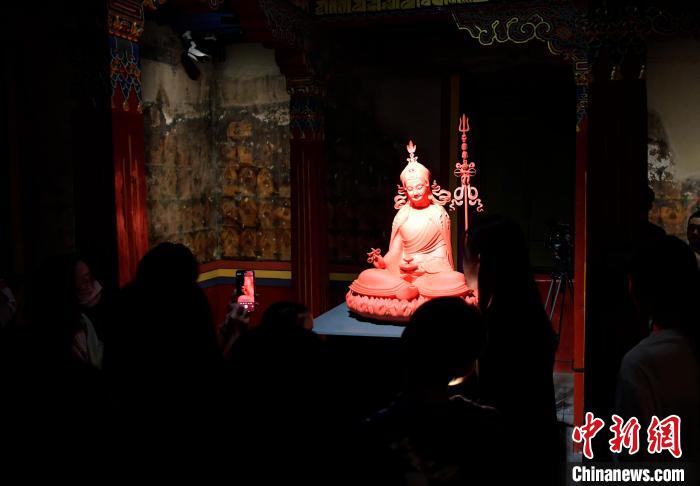 圖為觀眾正在欣賞展覽中的雕塑作品。　李林 攝