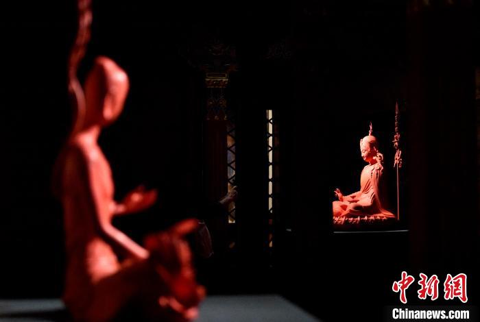 圖為展覽中圍繞西藏歷史與傳統(tǒng)創(chuàng)作的雕塑作品。　李林 攝