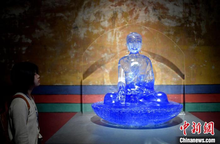 圖為觀眾正在欣賞展覽中的雕塑作品。　李林 攝