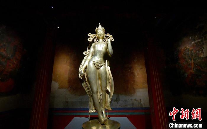 圖為展覽中圍繞西藏歷史與傳統(tǒng)創(chuàng)作的雕塑作品《八萬(wàn)四千年》。　李林 攝