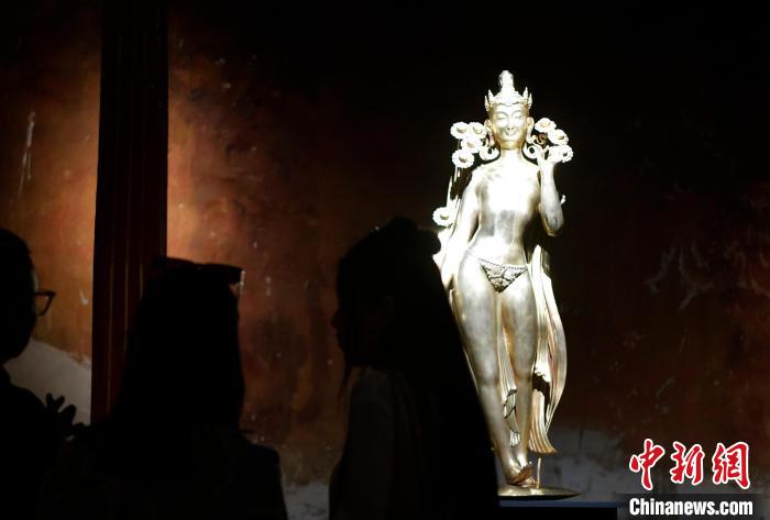 圖為觀眾正在欣賞展覽中的雕塑作品《八萬(wàn)四千年》。　李林 攝