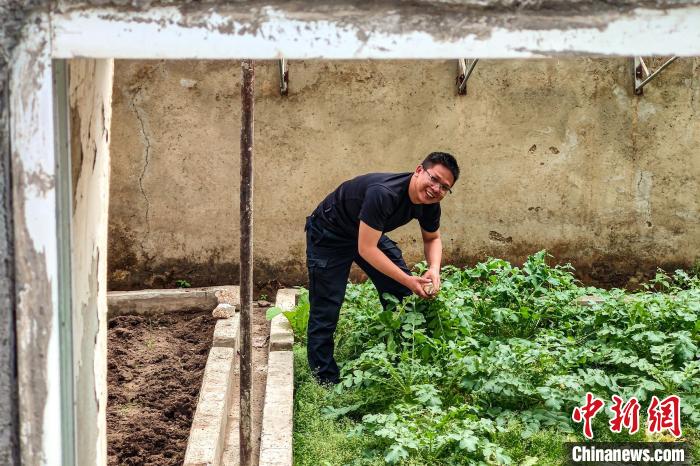 移民管理警察羅忠江在公珠湖執(zhí)勤點的大棚內(nèi)。 龍小鳳 攝