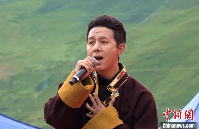 圖為藝人為開幕式獻(xiàn)唱。　貢桑拉姆 攝