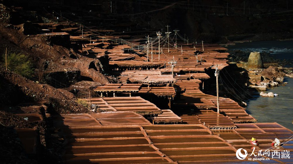 大大小小數千塊鹽田，形成一道絕美的風景線。人民網記者 次仁羅布攝