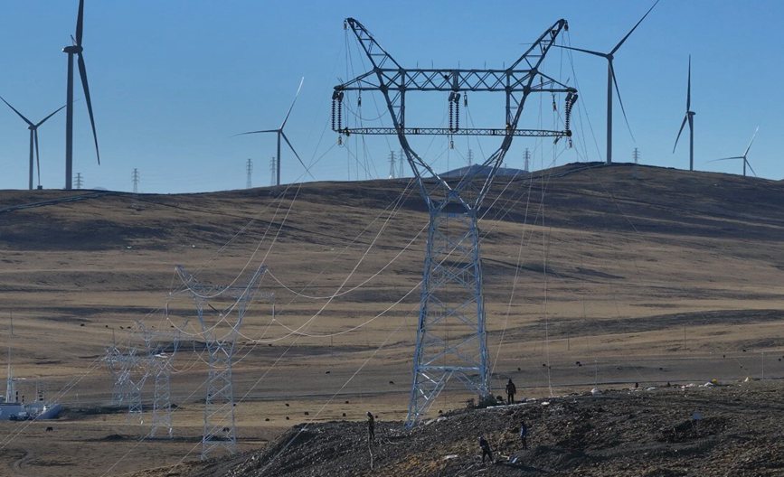 那曲市色尼區國能100兆瓦風電11千伏送電工程現場。拉巴平措攝